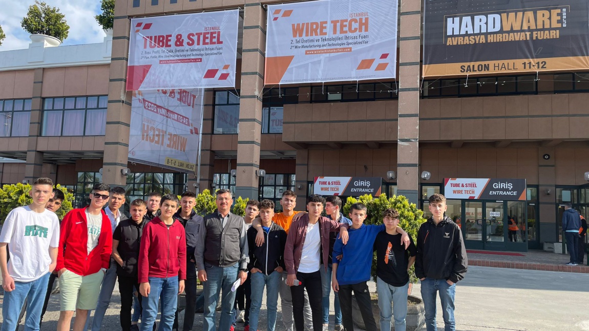 Okulumuzun güzide alanlarından Metal Teknolojisi alan öğretmen ve öğrencileri 2022-2023 Öğretim Yılı Mart ayında İzmir Endüstriyel Üretim Teknolojileri Fuarı'na, Mayıs ayında ise İstanbul Hırdavat Fuarı'na gezi düzenledi. 